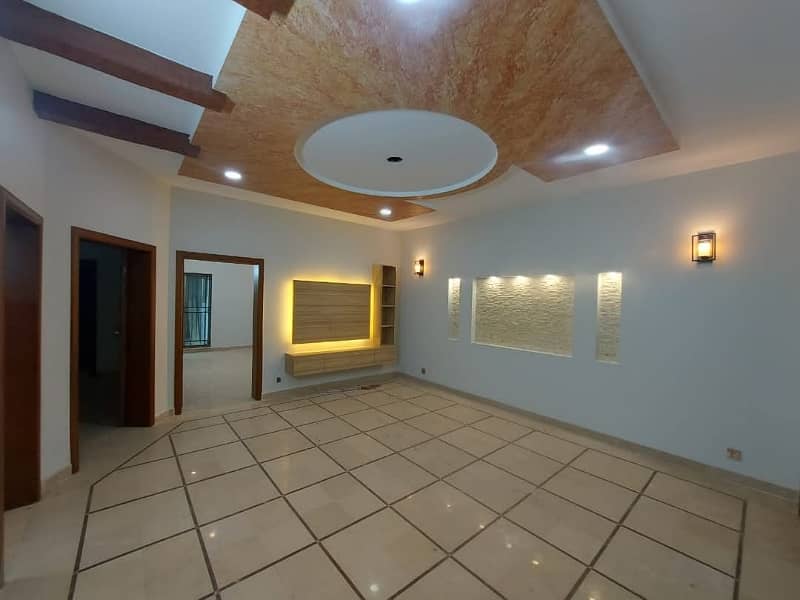 10 Marla Used House For Sale In Valencia Town 3