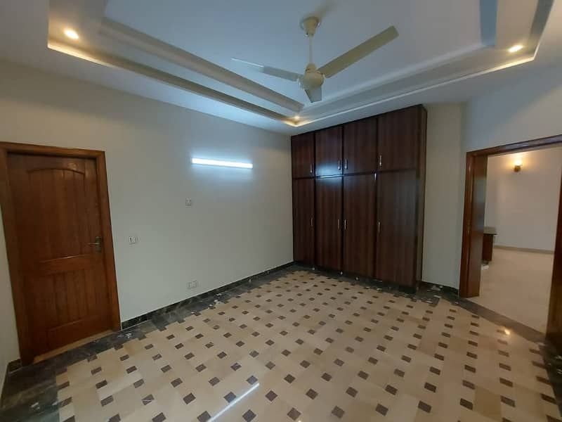 10 Marla Used House For Sale In Valencia Town 4