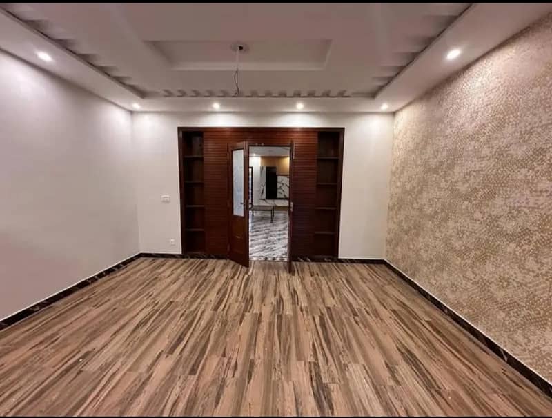 1 KANAL NEW ULTRA MODERN DOUBLE HEIGHT LOBBY 7 BEDROOMS FOR SALE 7