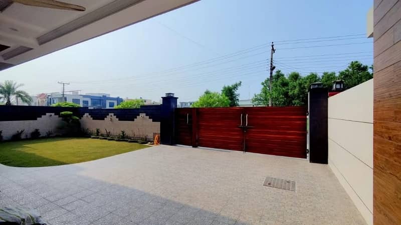 KANAL OWNER BUILD SLIGHTLY USED HOUSE FOR SALE ON 60 FEET ROAD 1