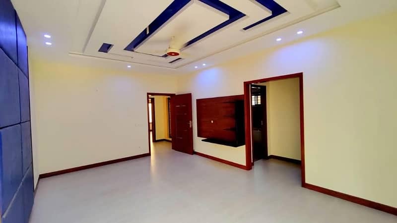 KANAL OWNER BUILD SLIGHTLY USED HOUSE FOR SALE ON 60 FEET ROAD 11