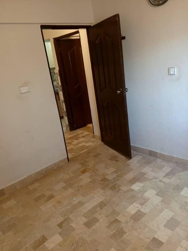 Rent k leye flat majood hai. Near Johar-Mor karachi 1