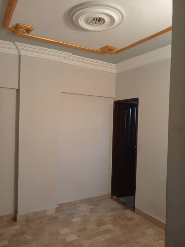 Rent k leye flat majood hai. Near Johar-Mor karachi 4