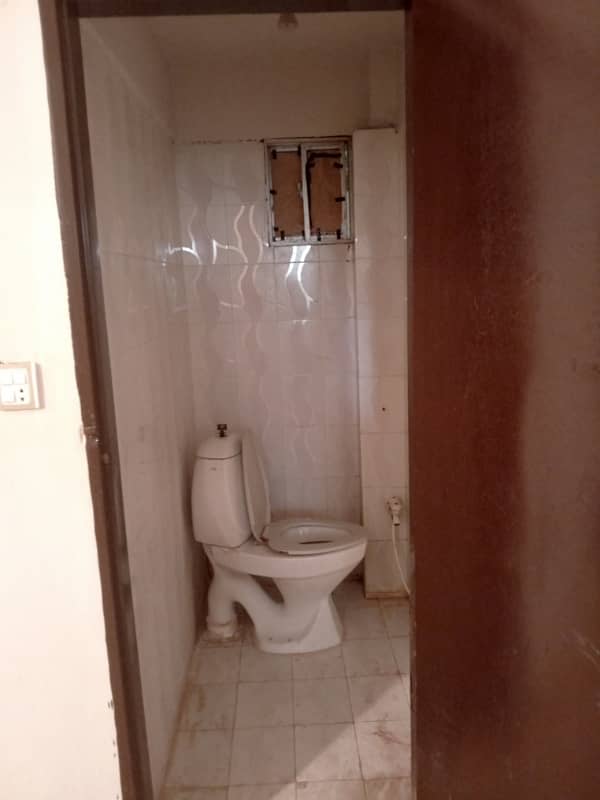 Rent k leye flat majood hai. Near Johar-Mor karachi 7