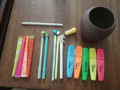 CUTE Decorative pens and highlighters with a small ceramic pot