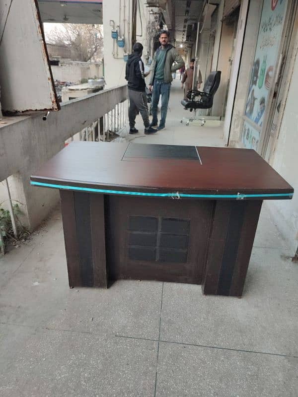 Executive office table in reasonable price 0