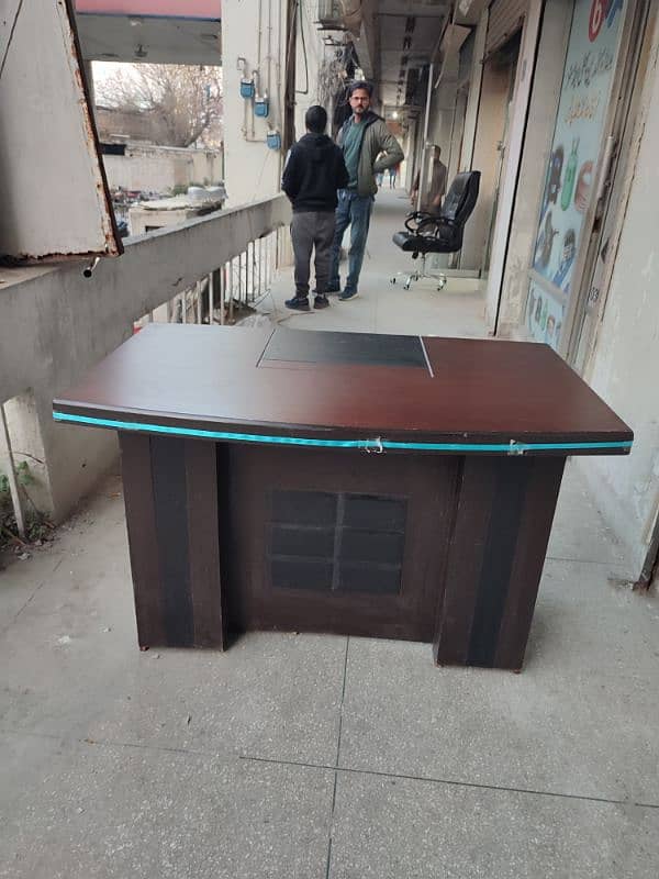 Executive office table in reasonable price 1