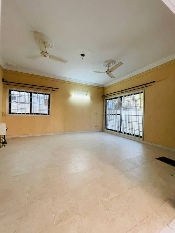 450 SQUARE YARDS SINGLE STORY WITH BASEMENT SILENT COMMERCIAL INDEPENDENT HOUSE FOR RENT IN JAUHAR 3