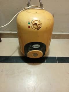 canon geyser in good condition 15 liter Available