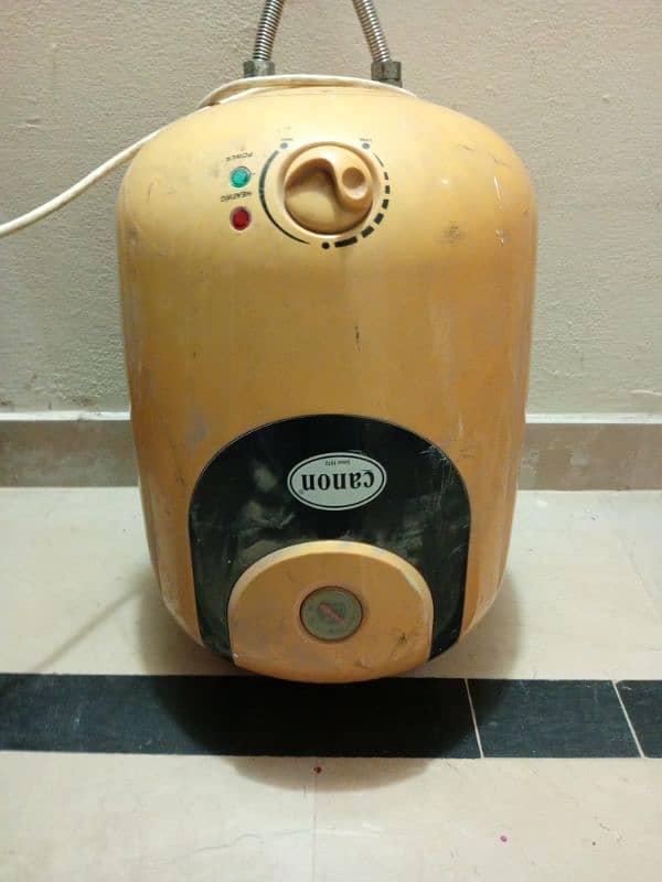 canon geyser in good condition 15 liter Available 1