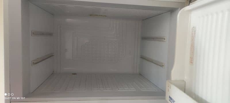 pal fridge full size without compraser in very reasonable price 1