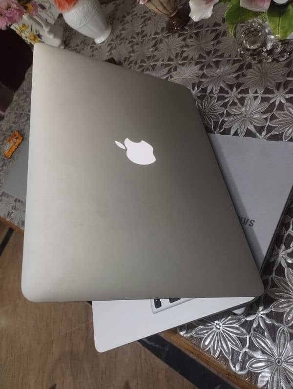 Macbook Air (2017 i5) mint condition 0