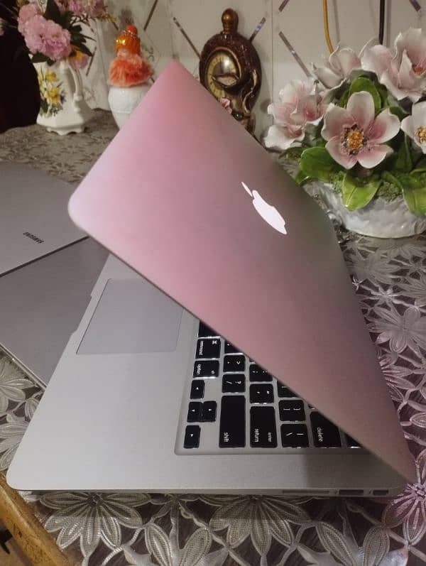 Macbook Air (2017 i5) mint condition 1