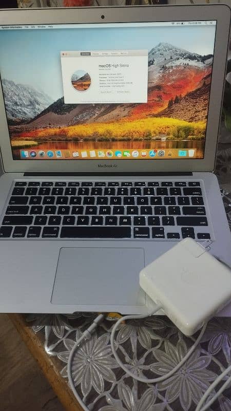 Macbook Air (2017 i5) mint condition 3