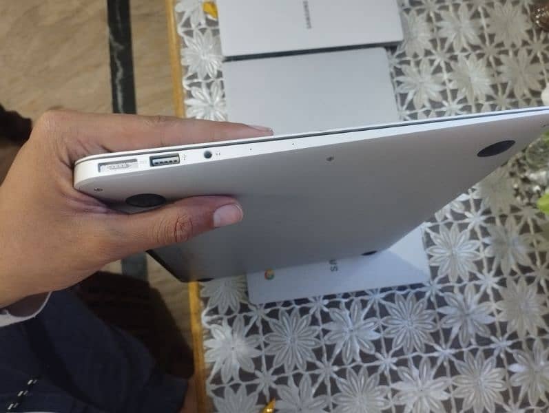 Macbook Air (2017 i5) mint condition 9