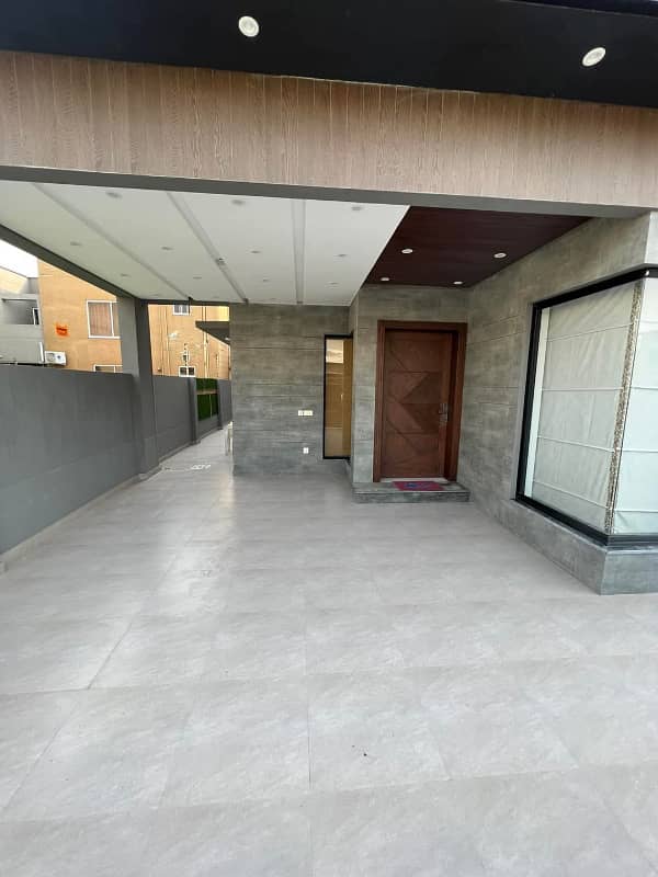 10 Marla Modern Maintained House Fully Furnished 1