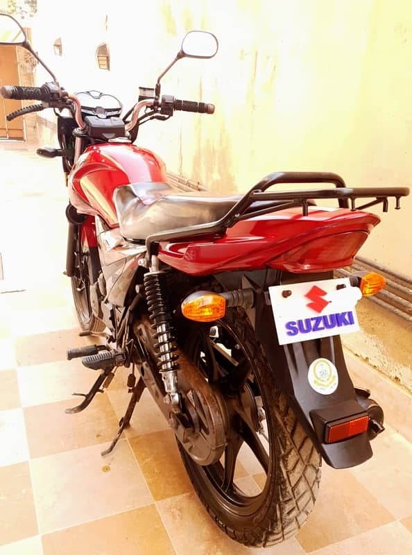 Suzuki GR150 Red 3