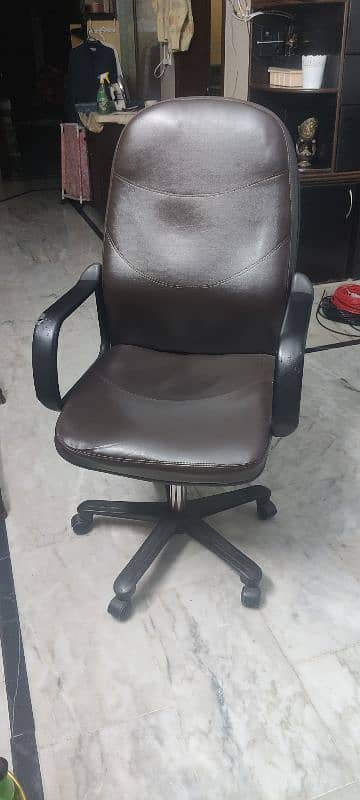 Computer Chair, Premium poshish and new foam 1