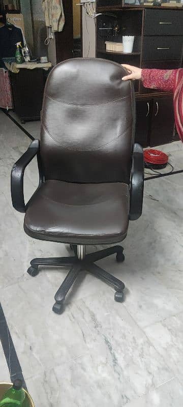 Computer Chair, Premium poshish and new foam 2