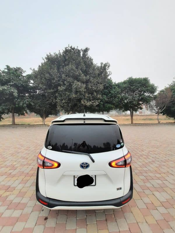 Toyota Sienta GLED 1