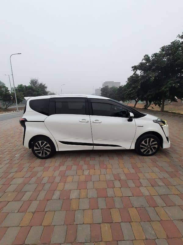 Toyota Sienta GLED 3