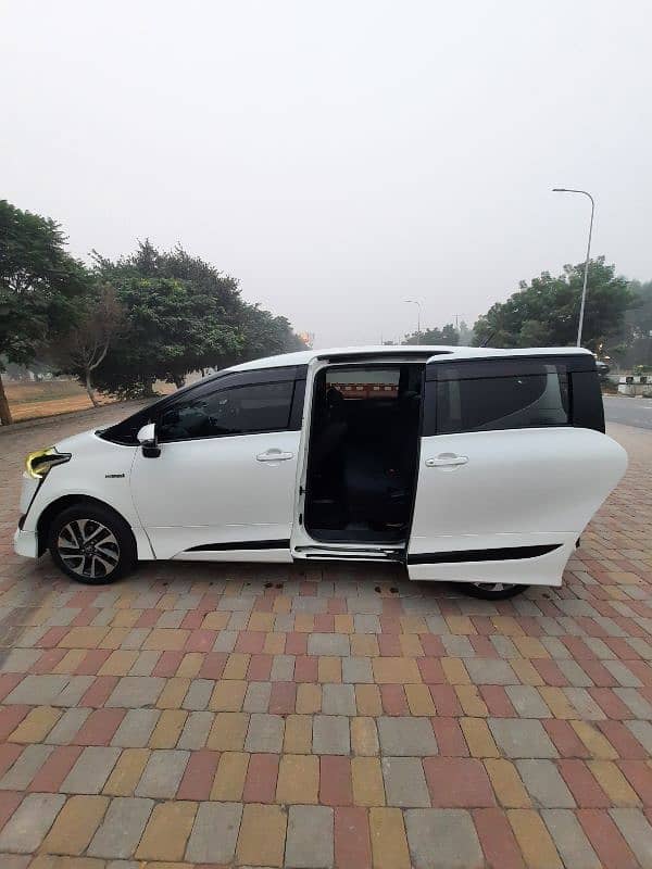 Toyota Sienta GLED 4