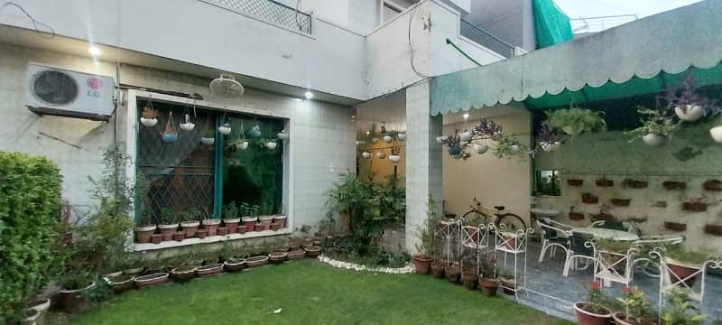 12 Marla Used House Owner Built Vip House Available For Sale In Johr town Phase 2 Lahore 0