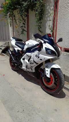 Yamaha R1 2000 model Heavy Bike.