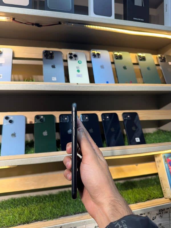 iPhone 11 non pta.         11,12,13,14,15,16 2