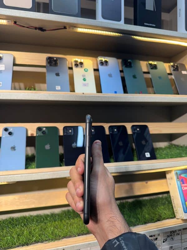 iPhone 11 non pta.         11,12,13,14,15,16 3