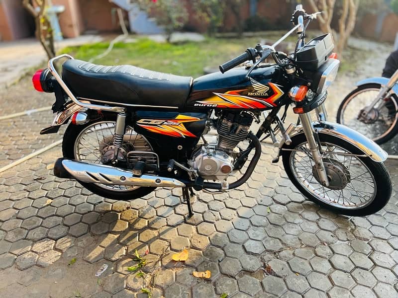 Honda CG 125 Black Colour 2