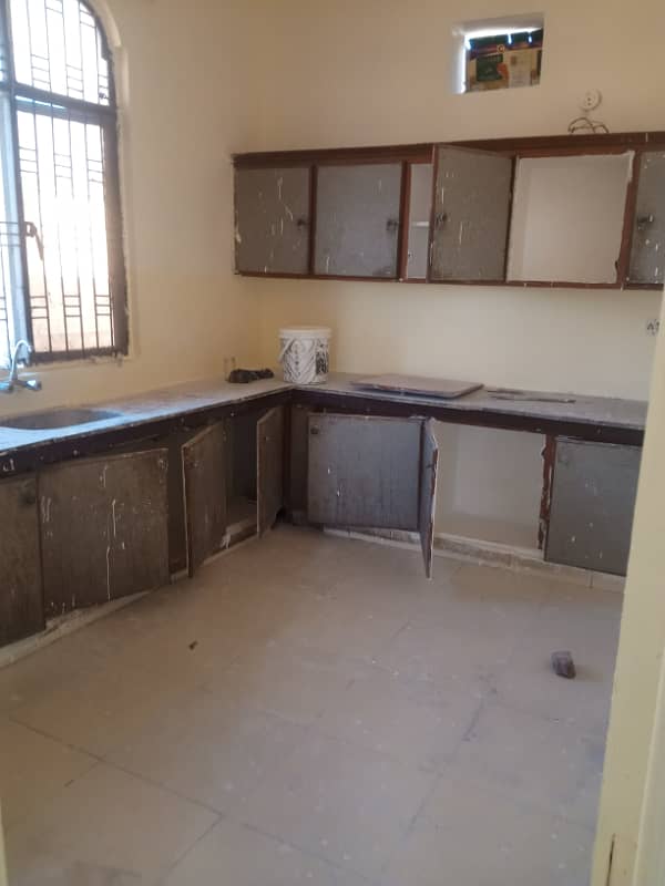 UPPER PORTION FOR RENT IN PRIME LOCATION 14