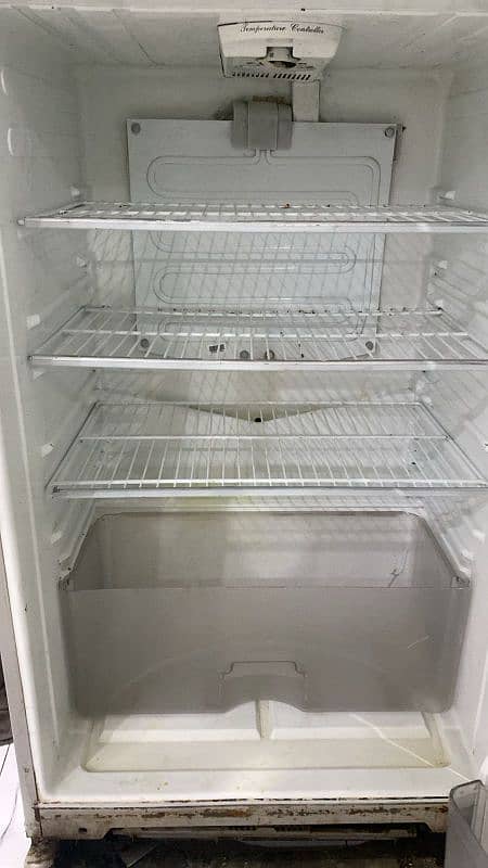 Dawlance Medium size fridge 4