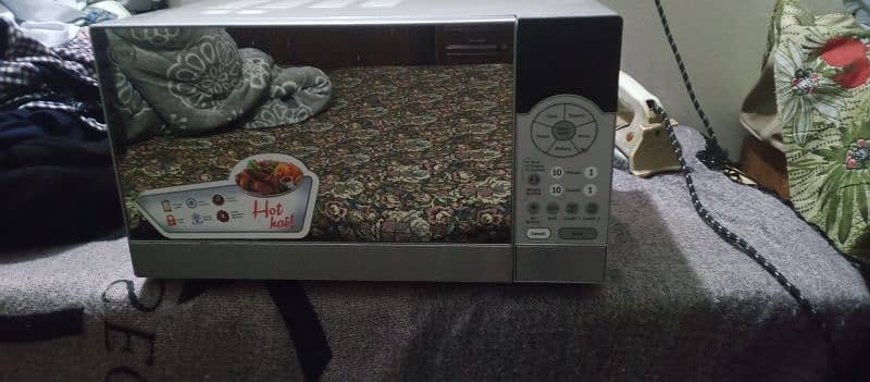 Microwave oven that cooks food by means of high frequency 3