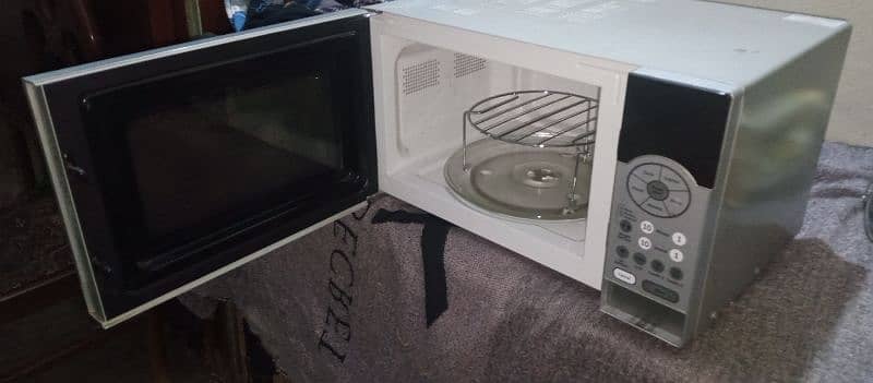 Microwave oven that cooks food by means of high frequency 6