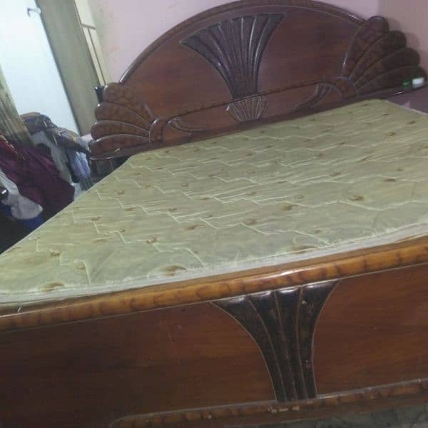 woden bed 0