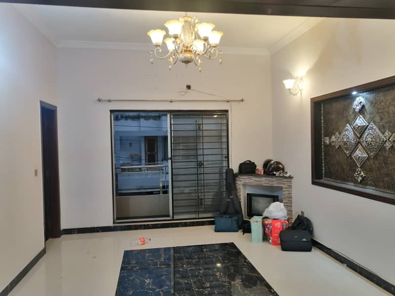 10 SLIGHTLY USED 2ND FLOOR FOR RENT ON TOP LOCATION OF NASHEMAN-E-IQBAL PHASE 1 LAHORE 4