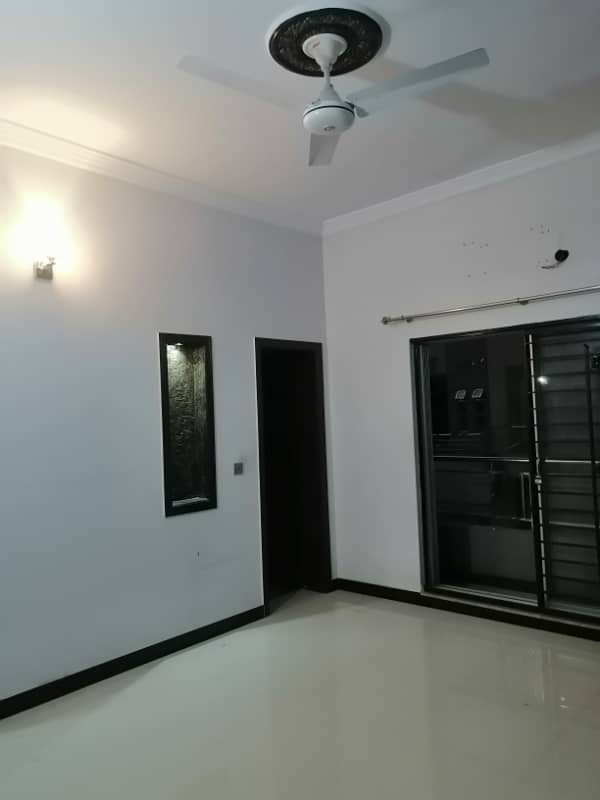 10 SLIGHTLY USED 2ND FLOOR FOR RENT ON TOP LOCATION OF NASHEMAN-E-IQBAL PHASE 1 LAHORE 10