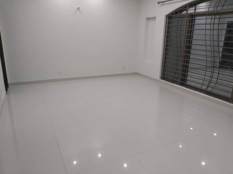 1 KANAL SLIGHTLY USED LOWER PORTION IS AVAILABLE FOR RENT ON TOP LOCATION OF WAPDA TOWN LAHORE 28