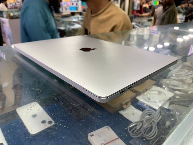 apple macbook pro 2020 1