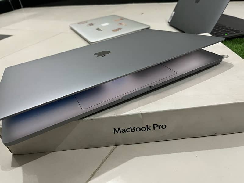 Apple MacBook Pro 2019 16”inch 32/1TB SSD Core i9 8Cores 6