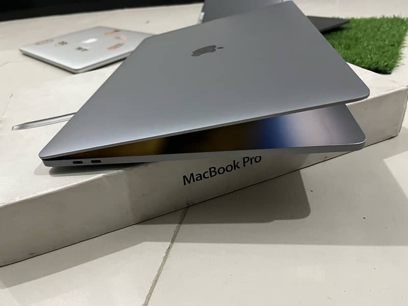 Apple MacBook Pro 2019 16”inch 32/1TB SSD Core i9 8Cores 7