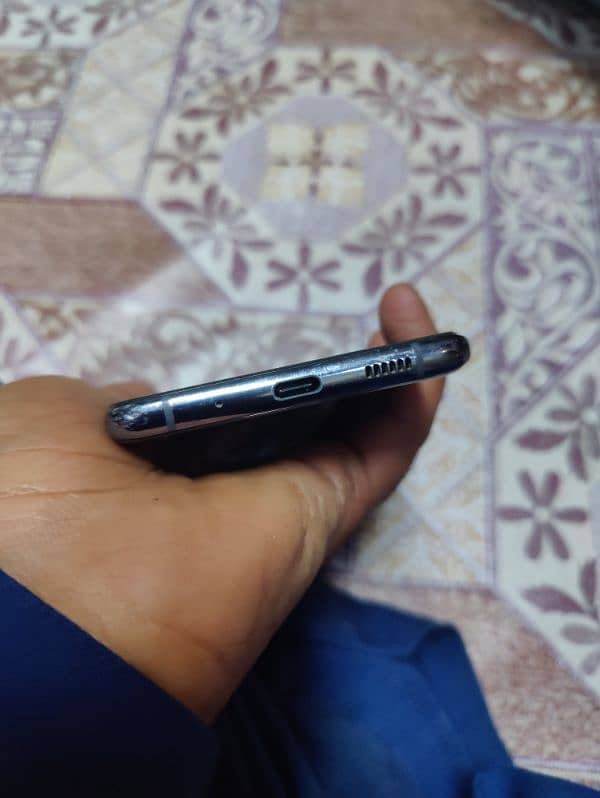 Samsung Galaxy S20 plus. . . 3