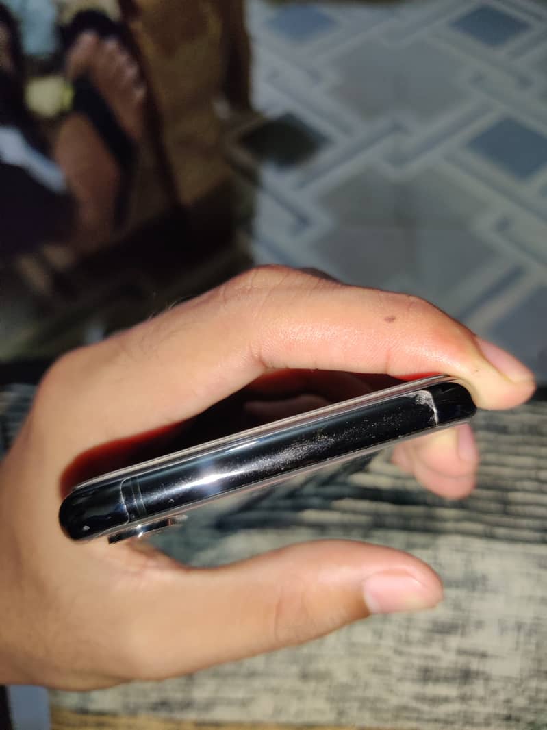 Apple iPhone XS 4