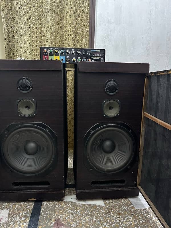 Amplifier speakers woofers 4