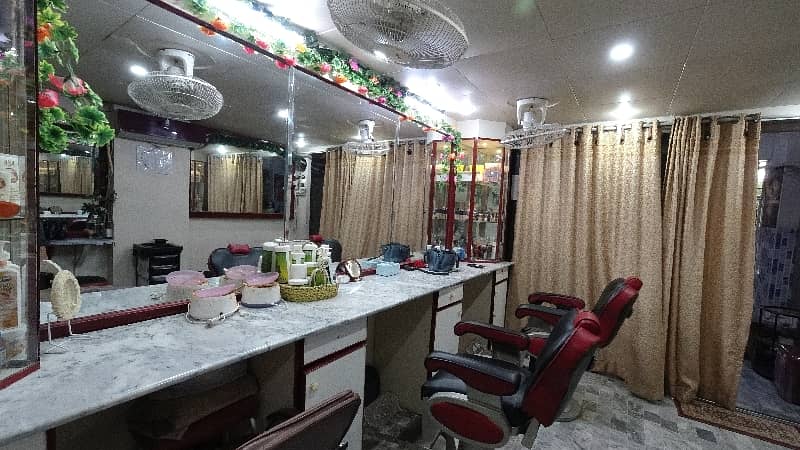 Running Beauty Polar Shop With Washroom Available 5