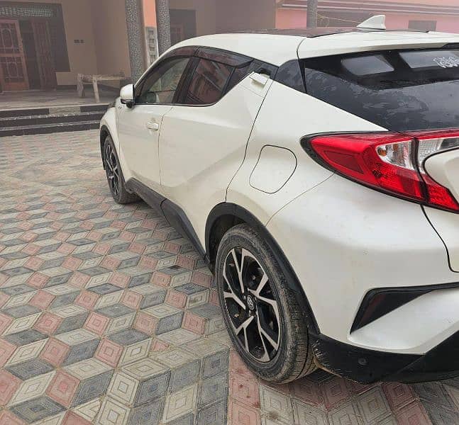 Toyota C-HR 2017 1