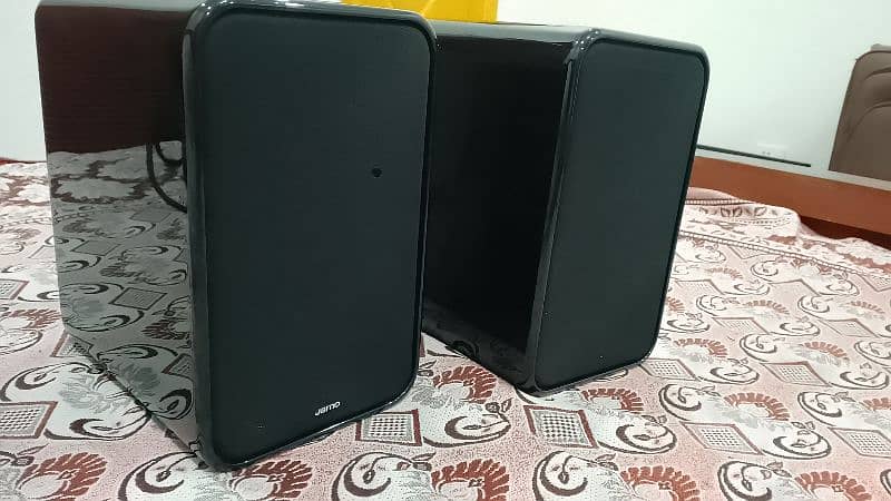 Jamo bookshelf speakers with Jamo amplifier 5