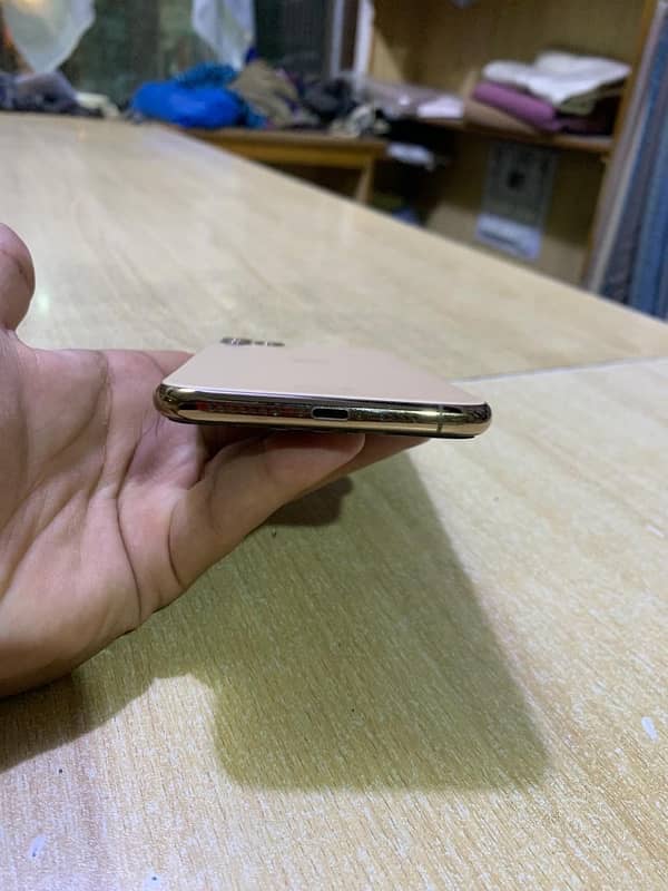 iPhone 11 Pro Max all ok phone box 64gb 74 health fac unlock non pta 6