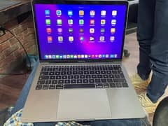 MacBook Pro (13-inch, 2017, Two Thunderbolt 3 ports)